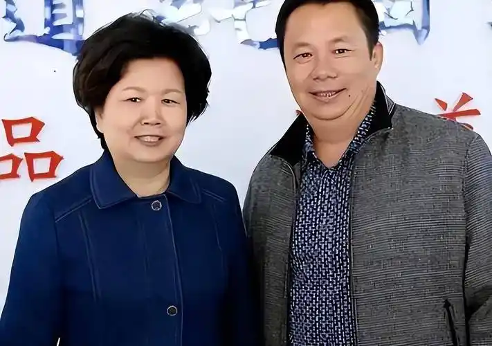 原创邢质斌接孙子放学穿搭朴素不见主播风采但气质一看就不普通