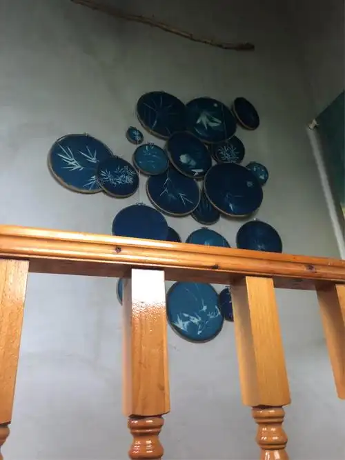 红砖房里扎染艺术的装饰和工业风的环保设计