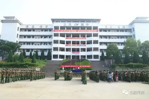 奋然前行的罗田龙凤高级中学