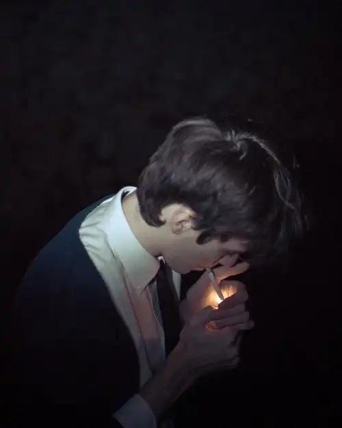 求这张男生点烟头像的皮肤图