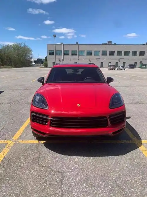 女孩最爱的红色保时捷卡宴