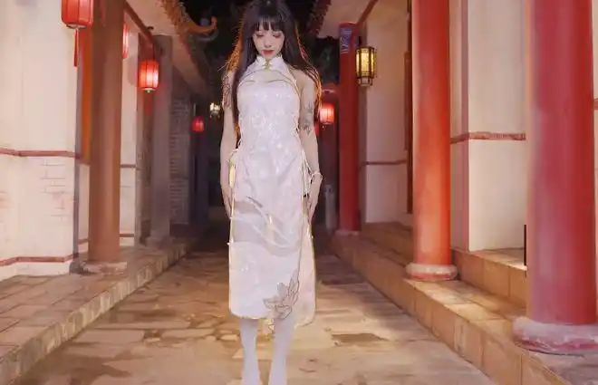 b站穿旗袍跳舞高开叉侧漏白丝到腰半透明能看到绝对领域