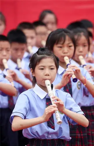 5月14日, 四川省广安实验中学的学生在华蓥山广场向市民展演器乐竖笛.