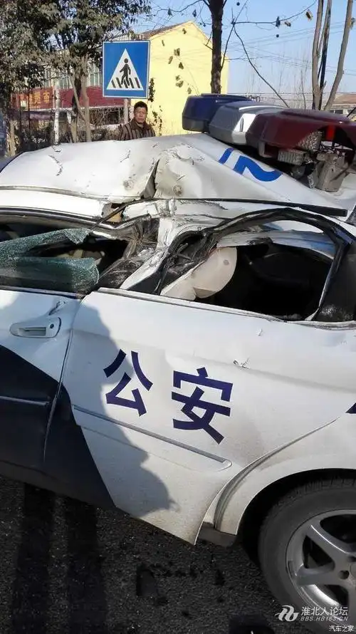 奇瑞a3警车发生车祸!