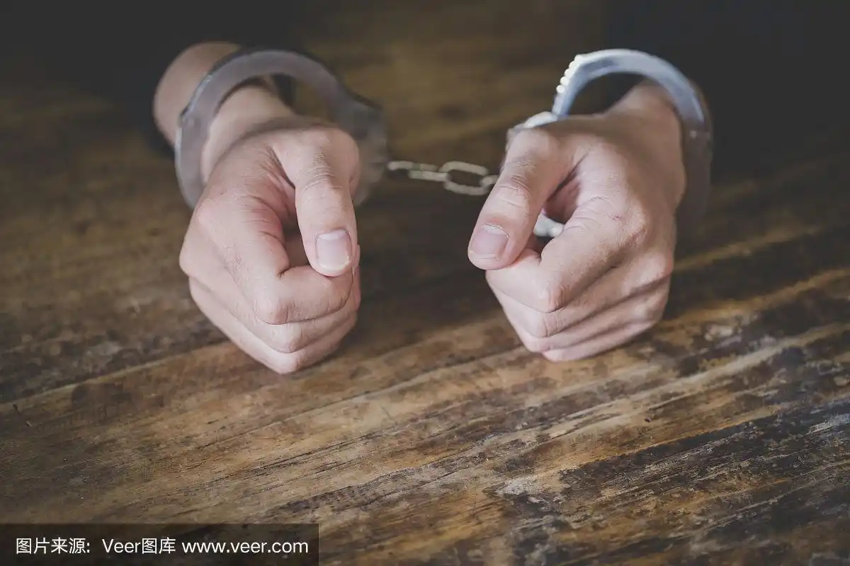 戴着手铐的年轻罪犯,手的特写-图片
