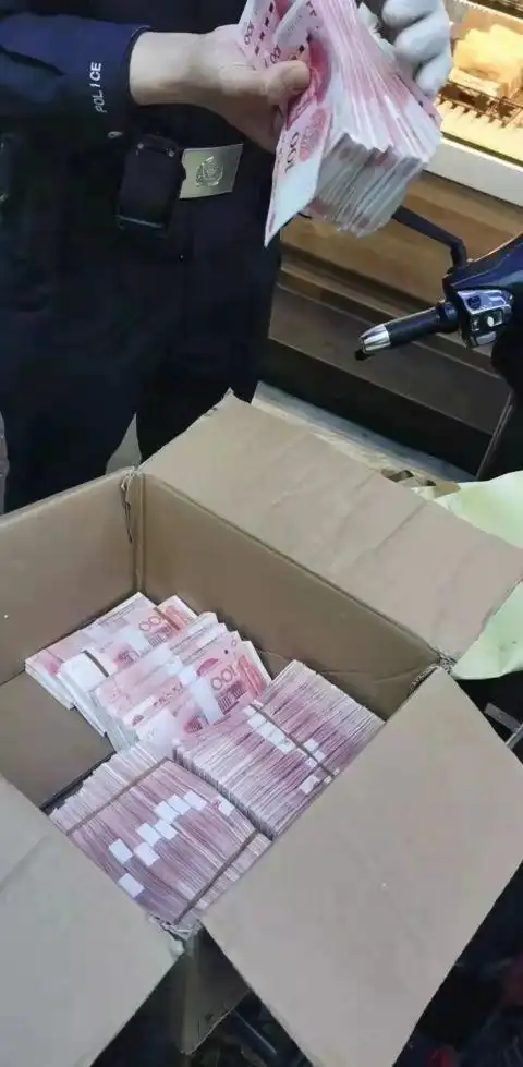佛山一街头惊现一纸箱,里面竟藏有30万现金!真相是