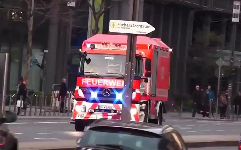 德国消防车全部使用响亮的气喇叭警报出警逼迫你让路