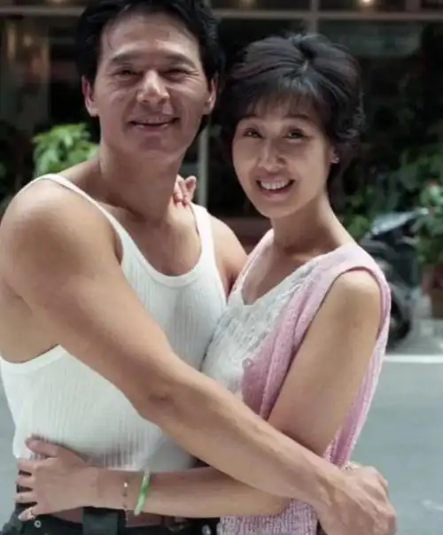 杭州后,他的本性慢慢暴露他嗜赌成性,火锅店一直是夏光莉两个人在运营