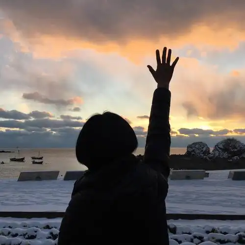 还有我,跑到余晖里,来个背影,然后右手高高举起.这就是挥手之间!