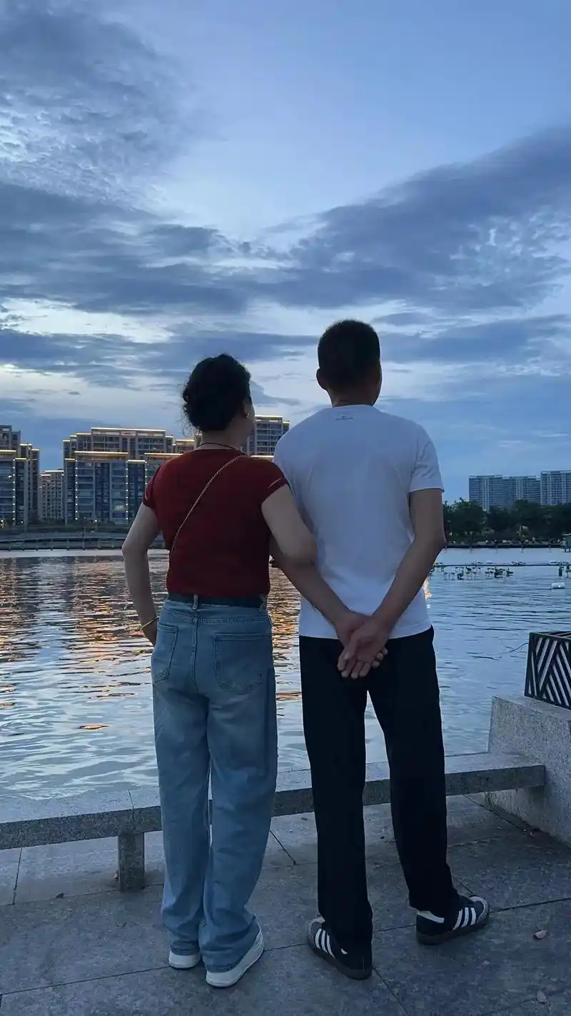 夫妻牵手背影 9494 - 抖音