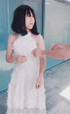 爆笑gif光天化日下竟然脱妹子衣服差点就信了