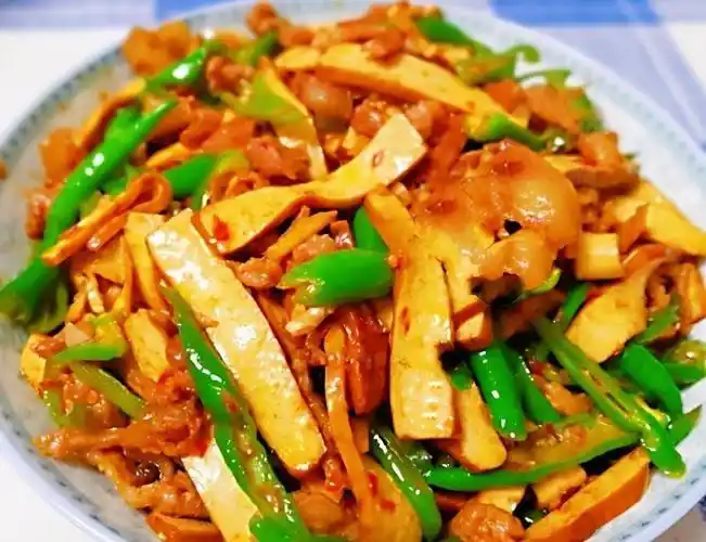 大厨分享:家常菜青椒肉丝炒香干的做法,青椒爽脆,肉丝嫩滑