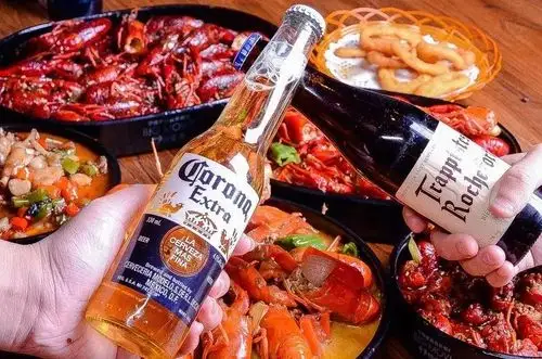 炎夏标配丨小龙虾冰镇啤酒是绝配其实喝白酒会好一点