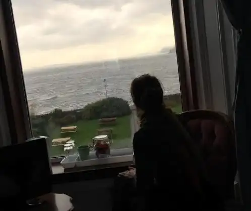 夜晚独自一人坐在窗前图片