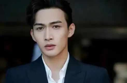 在剧中,张彬彬饰演的角色脱下大衣裹住吴倩饰演的角色,一场火爆的亲密