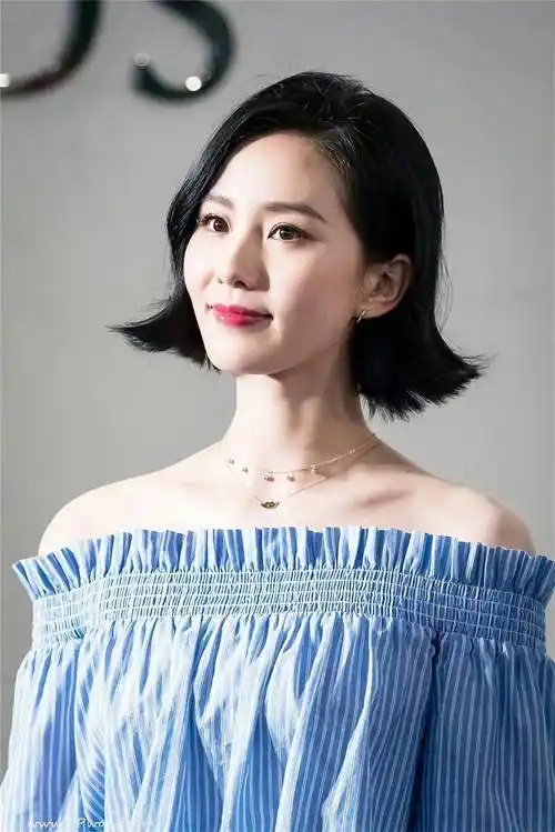 原创刘诗诗短发更美了一字领衬衫展现挺拔天鹅颈莞尔一笑优雅俏皮