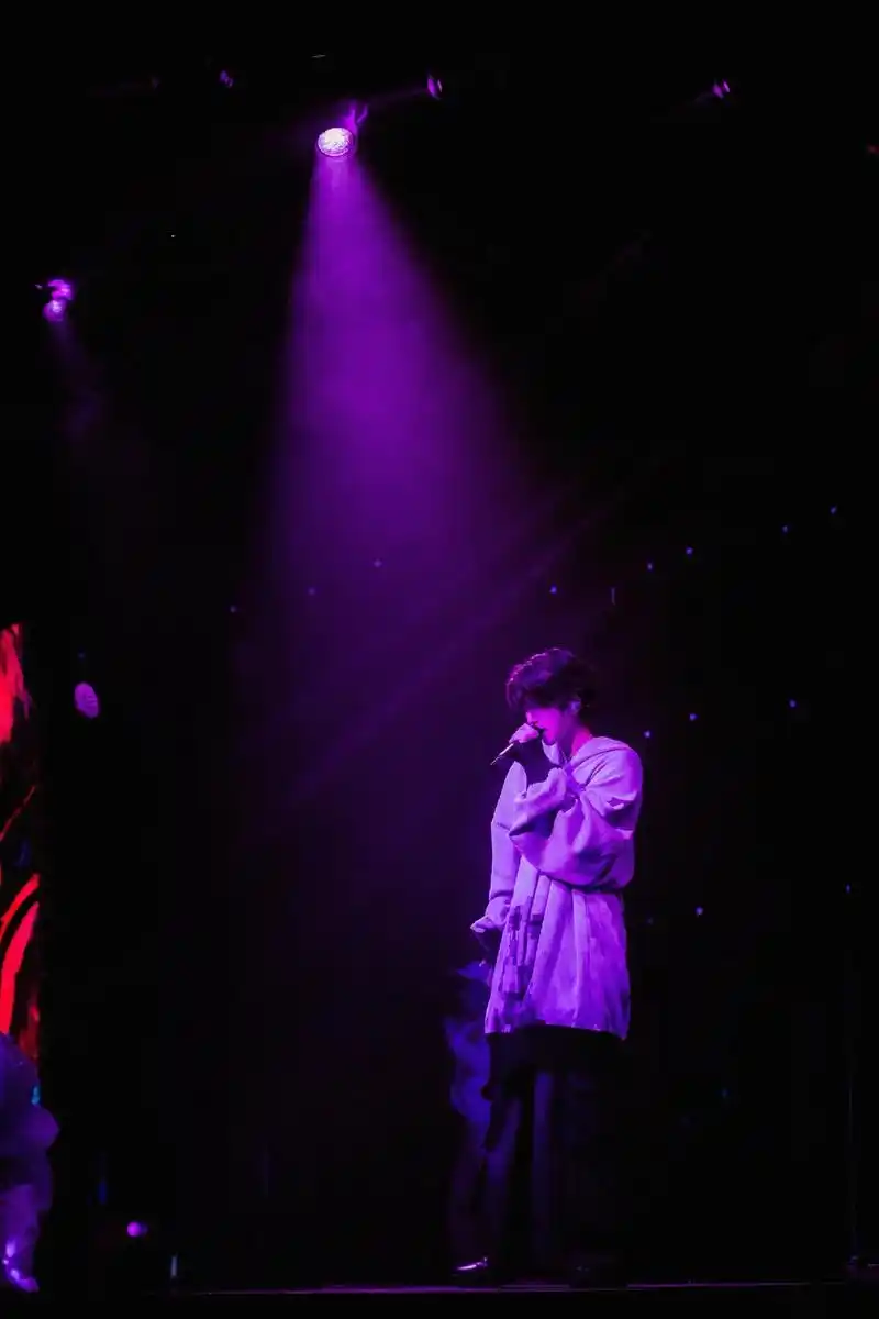 那就不得不说绝美坤式舞台了.#蔡徐坤 #音乐现场 #神级现场 - 抖音