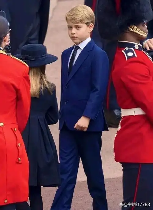 乔治王子十岁了,是英国王位顺序第二继承人,夏洛特公主八岁,是王位第