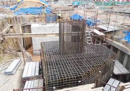 桩广场在施工现场浇注的混凝土桩基承台照片