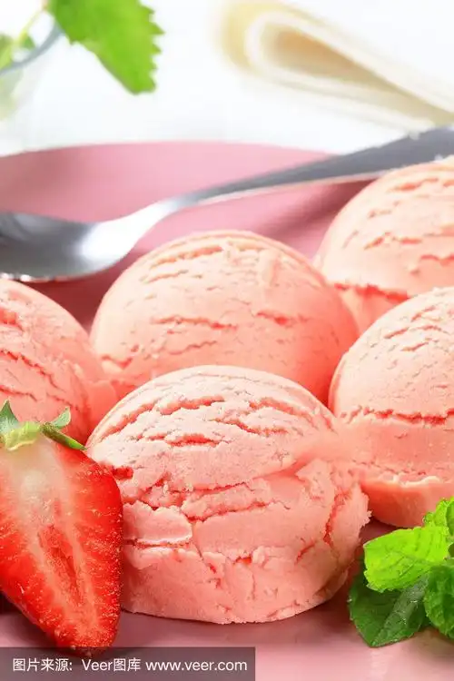 粉色盘子里装着几勺草莓冰淇淋