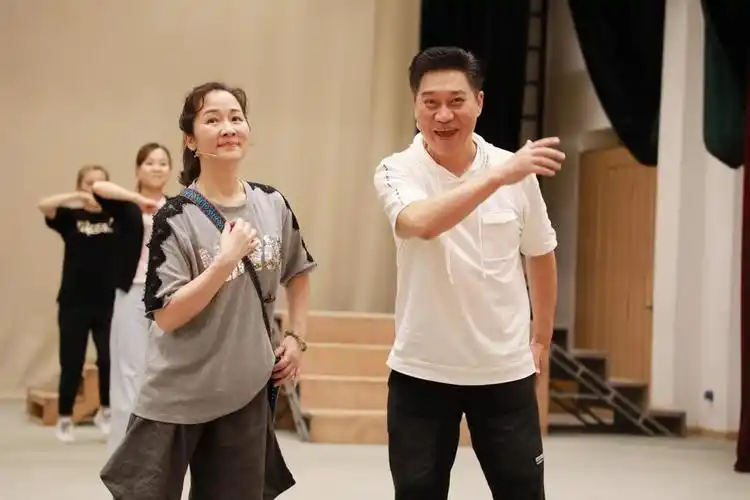 主演方亚芬,许杰在排练现场.