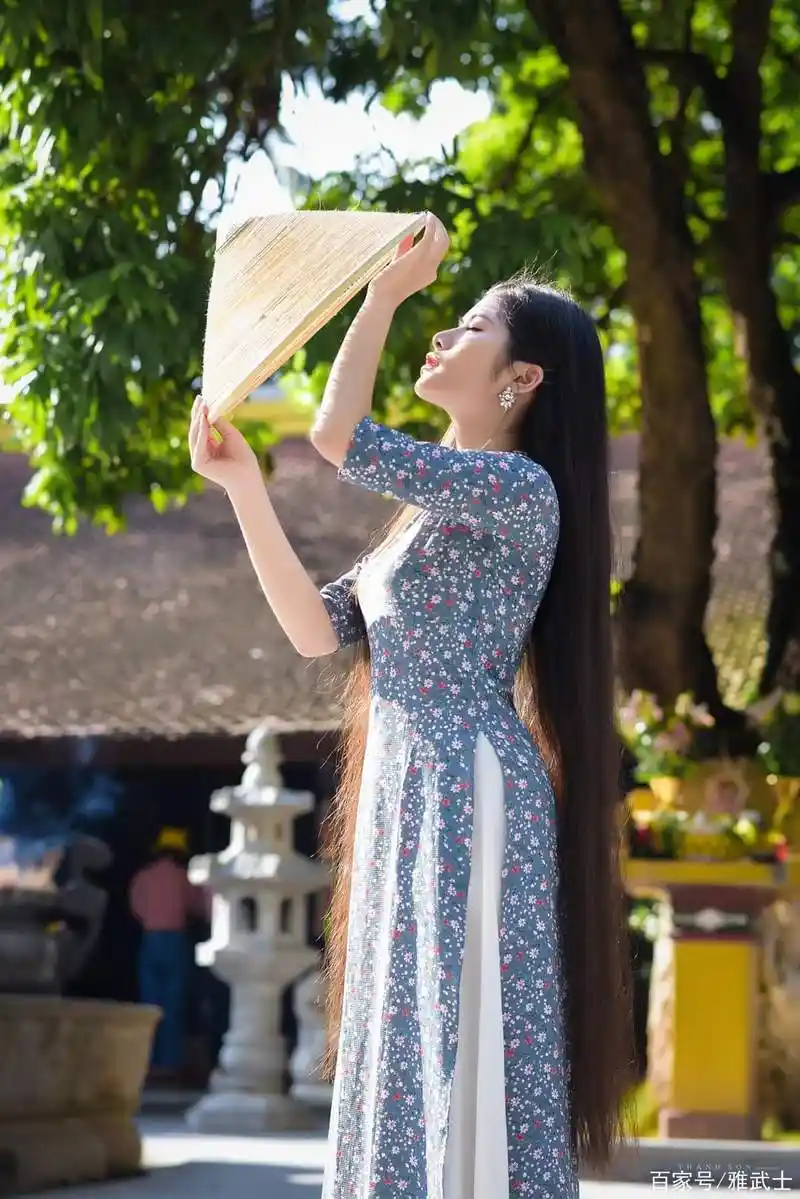 越南奥黛装,在古庙里穿奥黛装的越南女性.