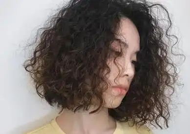 部分扎好后,螺旋卷发烫的女生头发在眼角周边更加蓬松有个性.