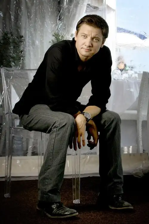 杰瑞米雷纳忧郁帅气图片