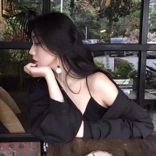 一字肩女生头像玩网