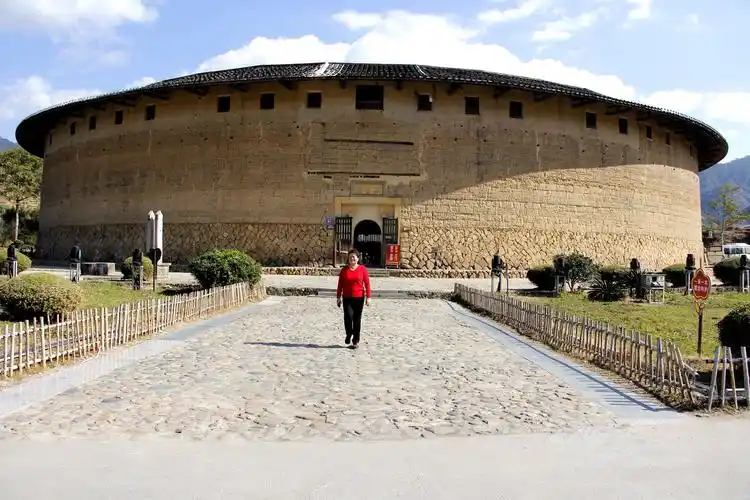 二宜楼被誉为"土楼之王",建于清乾隆五年(公元1740年),占地面积9300