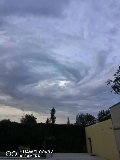 这几天都在说ufo事件这是近一个月新疆乌鲁木齐和玛纳斯拍的照片事出