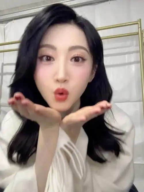 景甜镜头前绽放甜美魅力,卖萌自拍展现多变造型,比心动作可爱爆棚