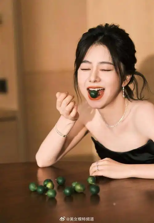 谭松韵对镜灿笑优雅甜美