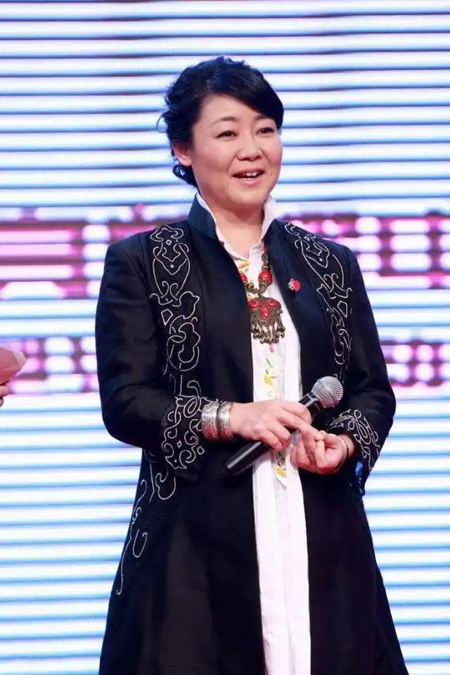 萨日娜胖得真好看把唐装穿出贵妇气质微胖大妈都值得学