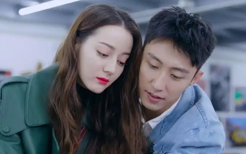 触手可及:热巴扑到黄景瑜怀里这幕,翻看10次都不够,太甜腻了