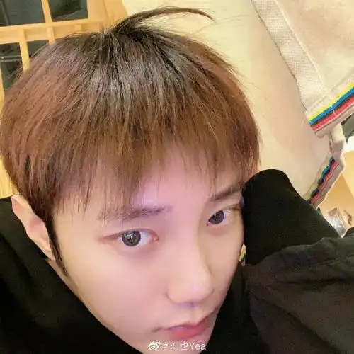 刘也晒呆毛自拍#哈哈哈哈那撮头发也太可爱了吧!