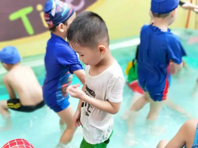 幼儿园欢乐的戏水少年们