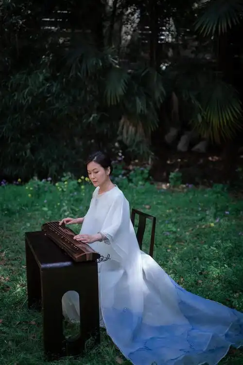 她穿着汉服在上海弄堂里弹古琴世界慢下脚步