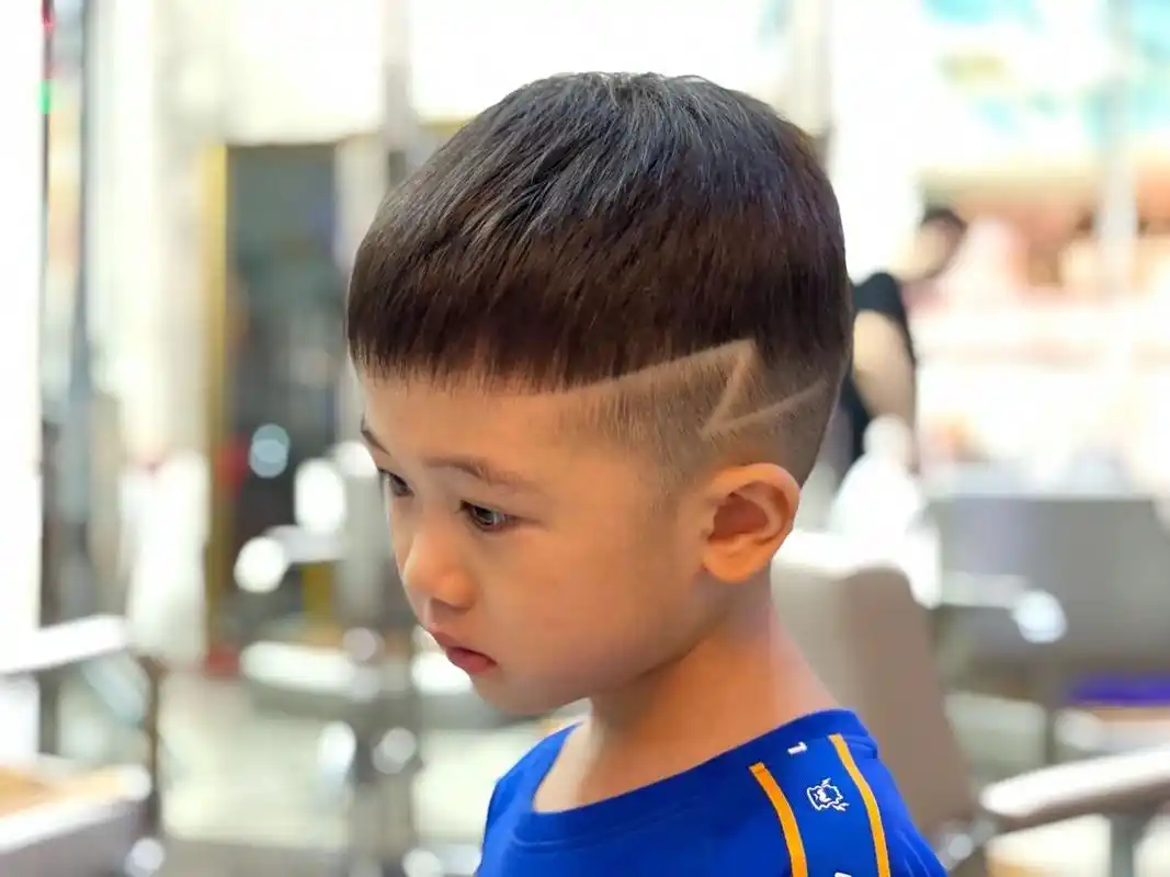男宝宝闪电发型太帅了! 带皓宝宝去剪头发 参考搞了个7315 很炫酷