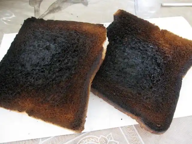 烤焦的面包上有活性炭,用纱布包起来之后就可以直接放进冰箱除臭了!