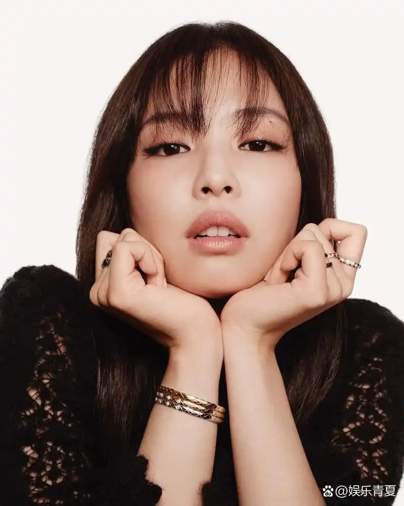 jennie的空气刘海造型确实给人留下了深刻的印象,这种造型让她看起来