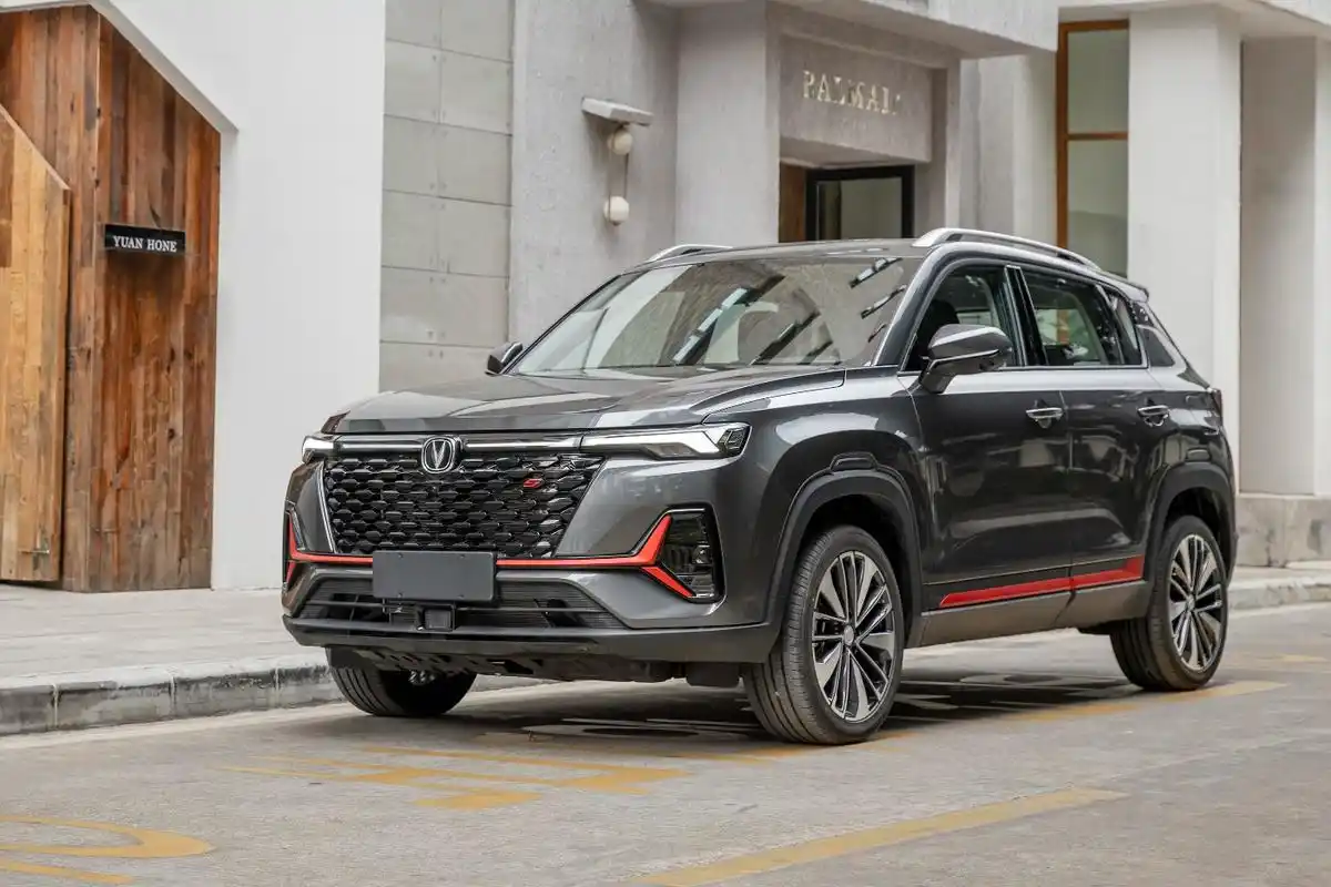 日前,这款小型suv迎来了更新,新款长安cs35 plus正式亮相,新车将于3