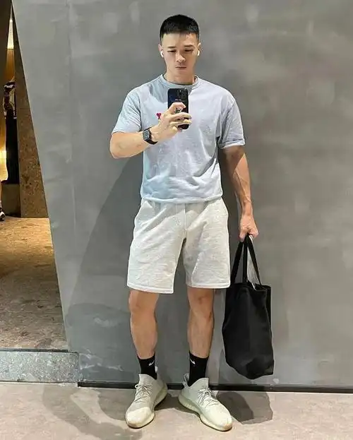 搭配要点:这种浅色系的穿搭,对于30岁左右的男人来说,显得特别青春