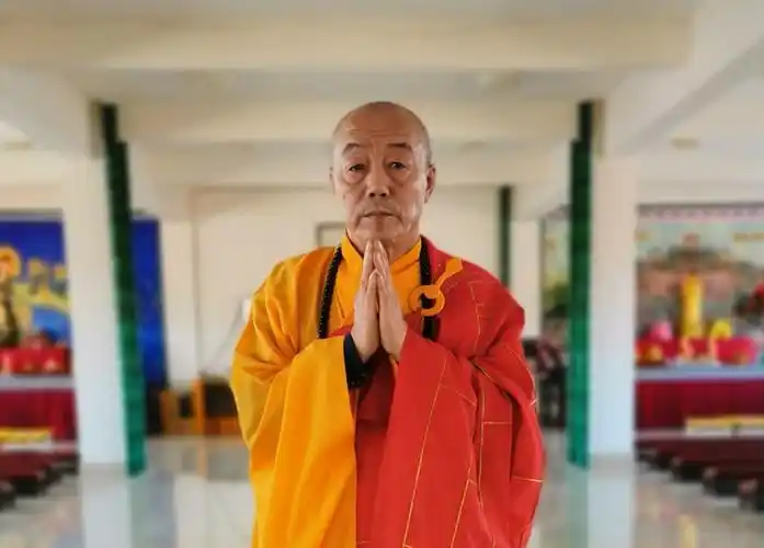 1991年在吉林省长春般若寺依上成下开老和尚剃度出家.