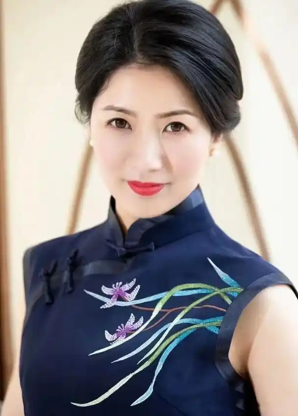 中年女人化妆别刻意扮嫩,这"3个地方"画好就行,优雅又显气质