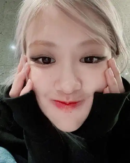 blackpink朴彩英晒照怼脸自拍脸颊比耶可爱黑白照泪滴妆绝美