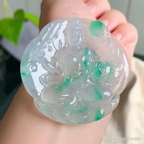 这款冰种飘绿花翡翠文殊菩萨吊坠