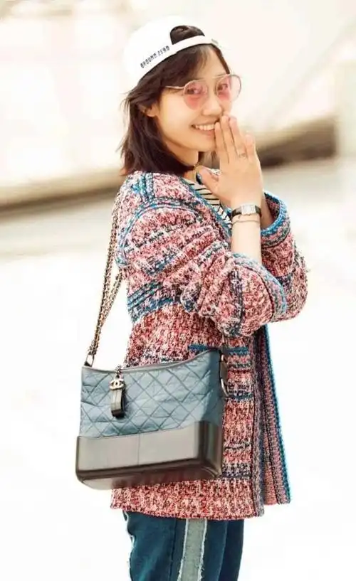 无论是在演艺圈还是日常生活中,都经常给我们带来惊喜的穿搭