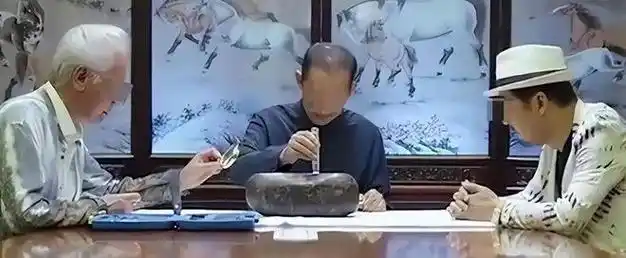 03年青岛男子捡到熊猫石有人出100万也不卖专家估值15亿