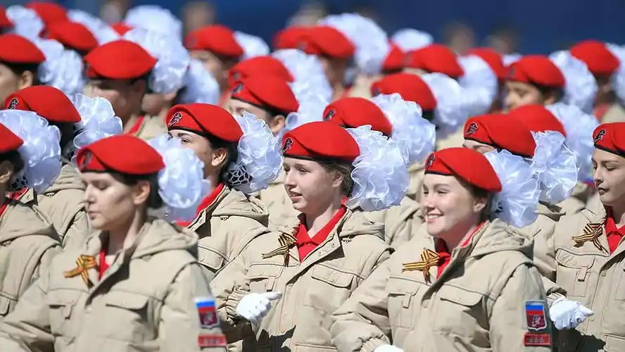 俄罗斯胜利日阅兵精彩瞬间女兵白裙马靴惹争议